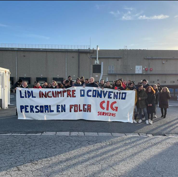 Huelga en Lidl: los trabajadores denuncian 4 cuatro años de incumplimiento del convenio en el almacén de Narón