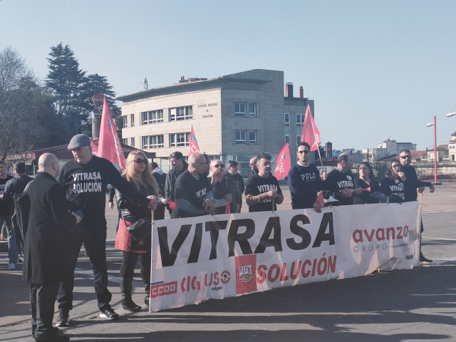 Trabajadores de Vitrasa, concesionaria del bus urbano de Vigo, concentrados ante el Consistorio de la ciudad olívica.