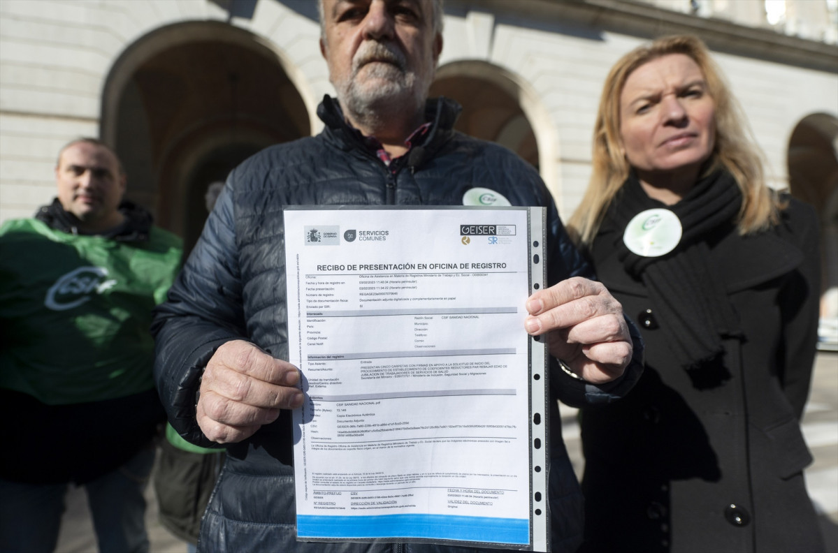 El presidente de Sanidad de CSIF, Fernando Hontangas, posan con las firmas  para que el personal de la Sanidad pueda acogerse a la jubilaciu00f3n anticipada frente al Ministerio de Trabajo el 3 de febrero de 2023 en una foto de EP