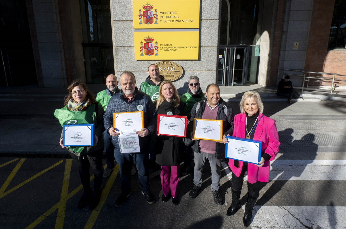 Miembros de CSIF posan con las firmas que ha presentado para que el personal de la Sanidad pueda acogerse a la jubilaciu00f3n anticipada, por coeficientes reductores, frente al Ministerio de Trabajo, a 3 de febrero de 2023, en