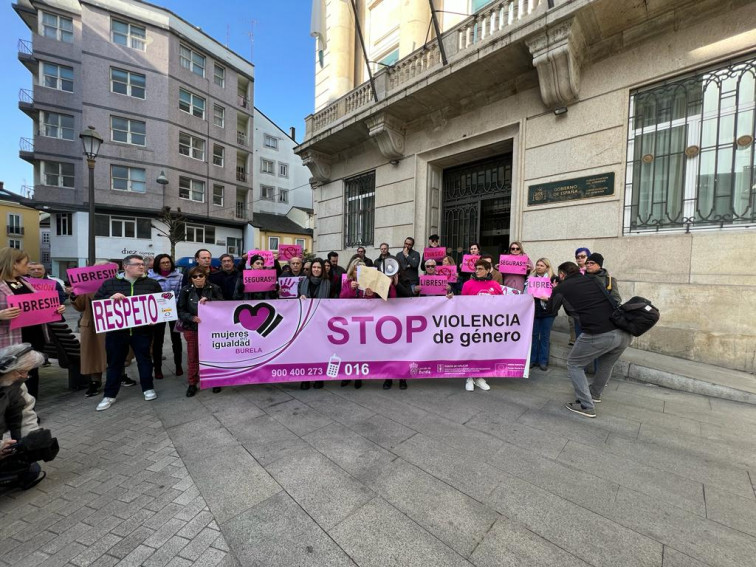 Varias personas se manifiestan en Lugo contra la excarcelación del 'violador del portal' y la Ley del 'solo sí es sí'