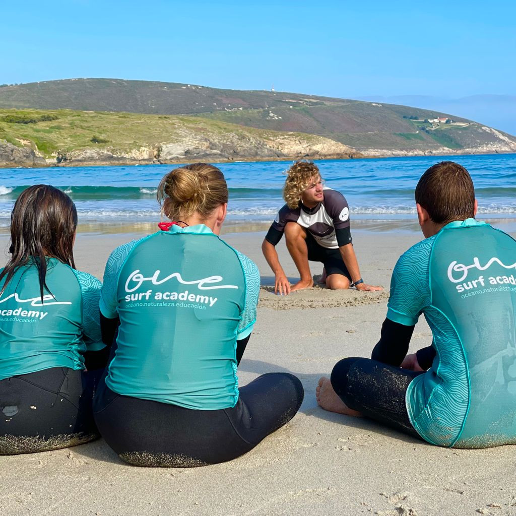 Clase de surf en one surf academy 63f1cd539ac8c318498546