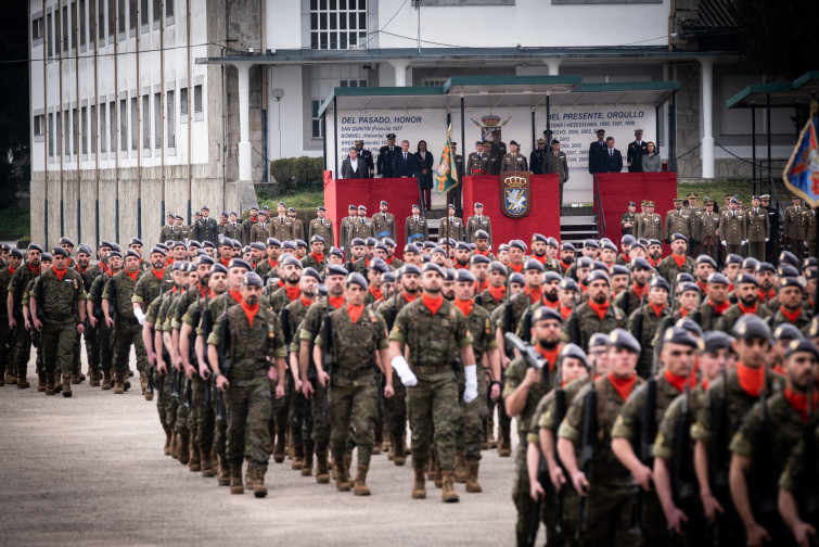 Un oficial de la Brilat de Pontevedra acosó sexualmente a una soldado en su despacho