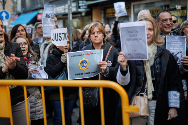 Los Letrados de la Administración de Justicia en una manifiestación frente al Ministerio el pasado 16 de febrero, durante la primera reunión.