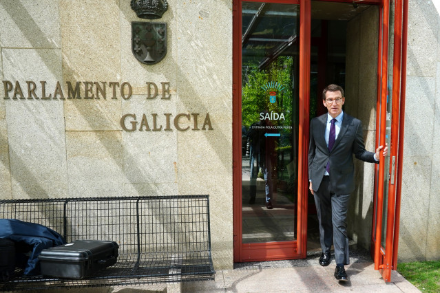 Archivo - El presidente del PP, Alberto Núñez Feijóo, a su salida del Parlamento gallego, a 24 de mayo de 2022, en Santiago de Compostela, A Coruña, Galicia (España). Durante el pleno, se lleva a cabo el nombramiento del presidente del PP, Alberto Núñez F