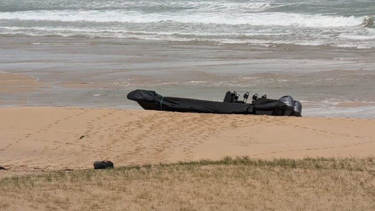 Lanchas planeadoras de narcotraficantes varadas en Ribeira (A Coruña) con el depósito lleno