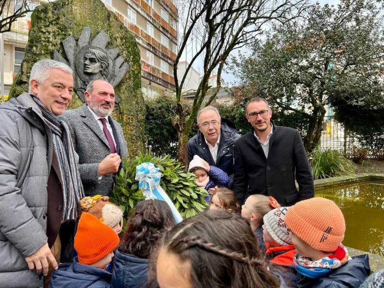 Ofrenda floral, poemas y 'Caldo de Gloria' para recordar a Rosalía de Castro en su aniversario