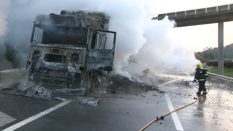 Arde por completo un camión que transportaba mercancías peligrosas en la A-6 a la altura de Betanzos