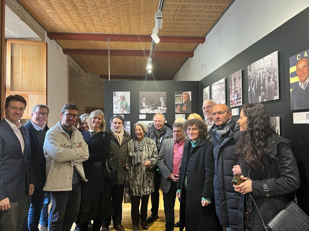 Los asistentes a la inauguración en una de las salas de la exposición 'Historias de Radio Galicia. 90 anos contigo'