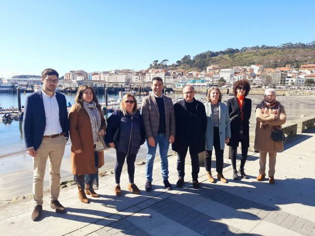 El candidato del PP a la Alcaldía de Cangas (Pontevedra), José Enrique Sotelo, con su equipo.