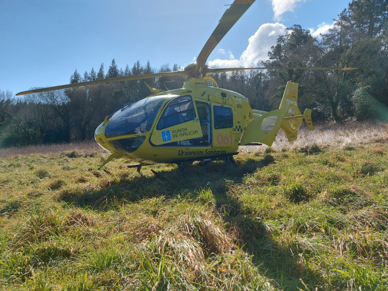 Trasladan a una joven en helicóptero al caerle parte del tejado de una casa abandonada en Arzúa