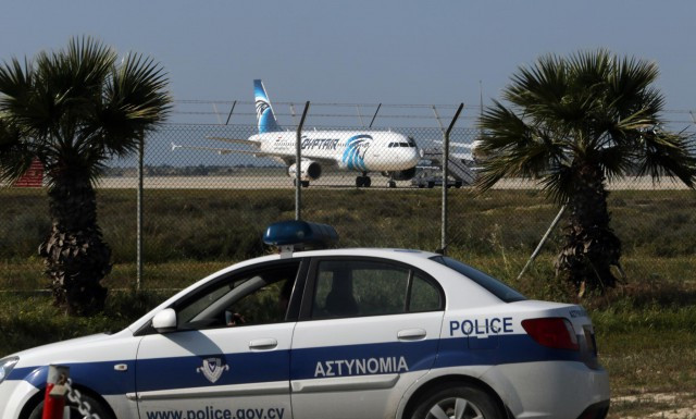 El secuestrador del vuelo de EgyptAir quiere hablar con su exmujer