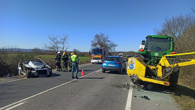 Accidente mortal en Sandiás: muere una mujer de 85 años y herido un conductor de 91 al chocar contra una desborzadora