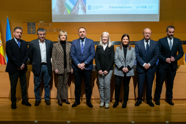 El conselleiro de Sanidade, Julio García Comesaña, y la gerente del Sergas, Estrella López-Pardo, junto con la directora de Market Access de la farmacéutica Bristol-Myers Squibb (MBS) para España y Portugal, Mónica Ausejo, en la inauguración de la jornada