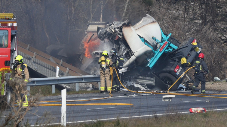 Cisterna con material inflamable arde cortando el tráfico en la autovía A-52 en A Cañiza (vídeo)