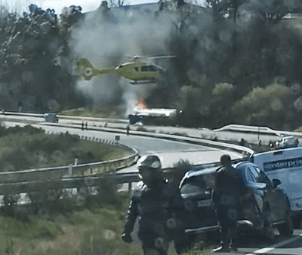 La autopista A-52 aún no está abierta del todo tras el arder un camión con material inflamable