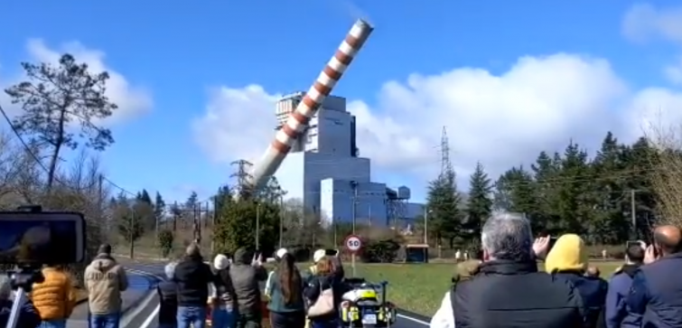 (VÍDEO) Dinamitan la chimenea de la térmica de Meirama tras cuatro décadas de actividad