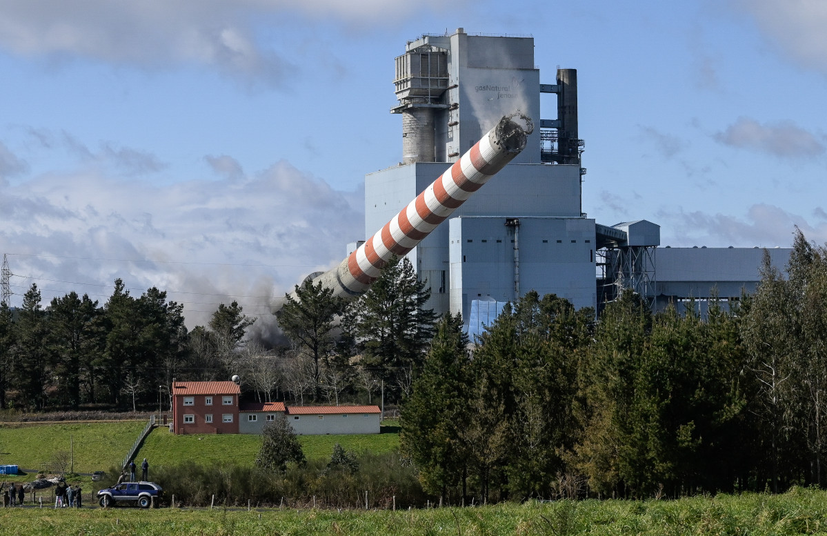 Voladura de la chimenea de la central térmica de Meirama, en Cerceda (A Coruña)