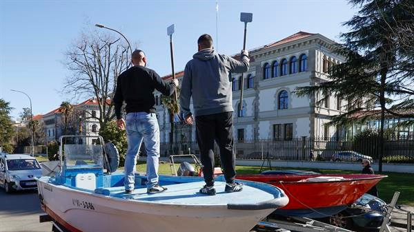 La 'Guerra de la mejilla' llega hasta Santiago con decenas de bateeiros colapsando el acceso a la Xunta como protesta