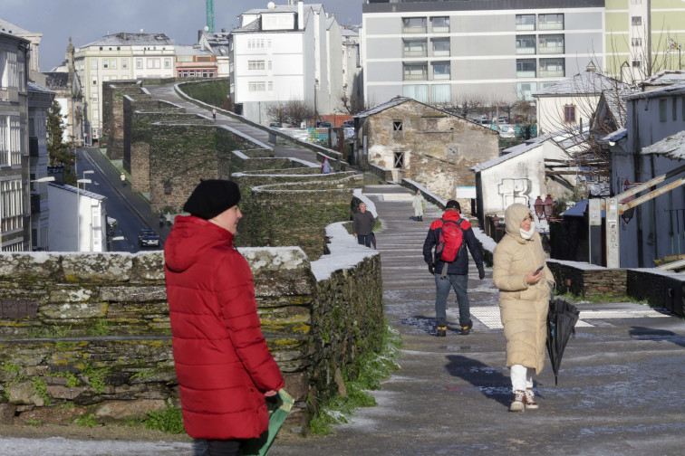 Muere un sanitario de 35 años al caerse desde lo alto de la muralla de Lugo, en la puerta de San Pedro