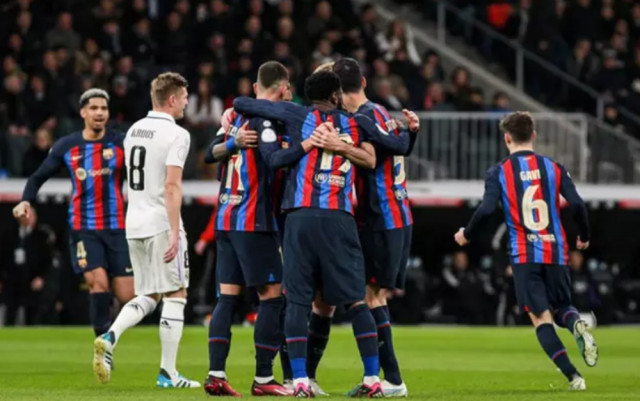 El FC Barcelona derrota al Real Madrid en el Bernabéu gracias a su defensa y a un gol en propia puerta