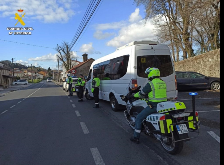 Positivo en alcohol el conductor de un mircrobús de Padrón que iba a recoger a los estudiantes