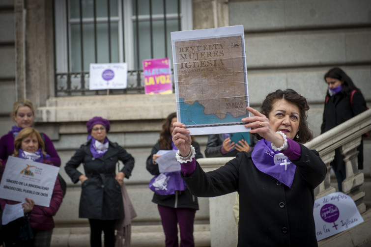 Feministas católicas de 17 ciudades españolas, entre ellas Vigo y Santiago, se concentran por la igualdad en la Iglesia