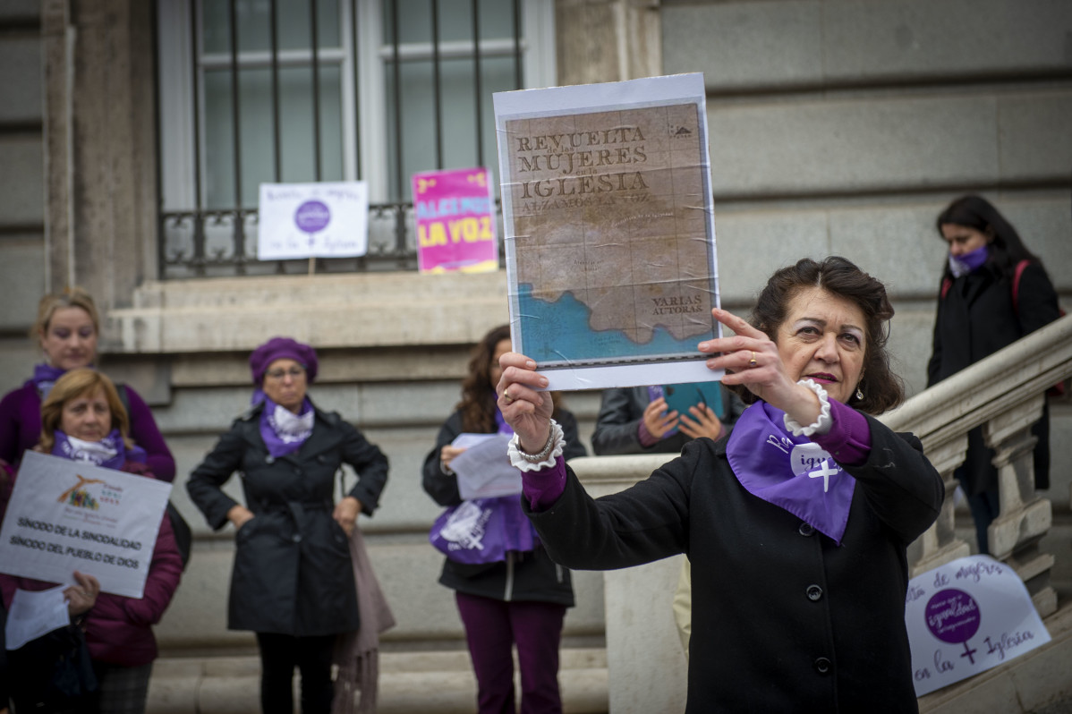 Feministas católicas de la Revuelta de Mujeres en la Iglesia se manifiestan bajo el lema 'Caminamos juntas por la igualdad y la dignidad en la Iglesia'. frente a la Catedral de la Almudena, a 5 de ma