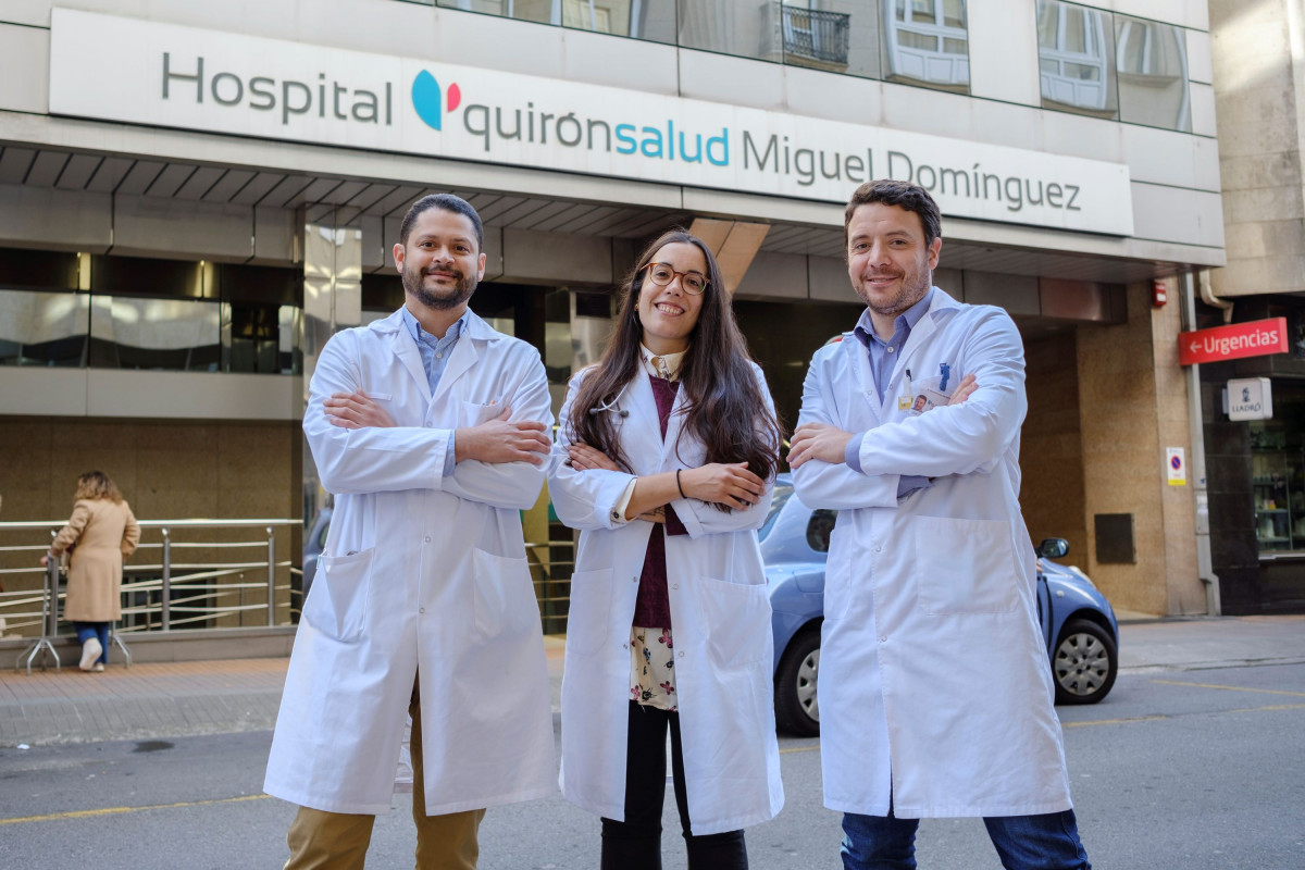 El traumatu00f3logo Ovidio Alonso Baena, el radiu00f3logo David Pereira, y la neumu00f3loga Marta Torres en una foto de Quiru00f3nsalud