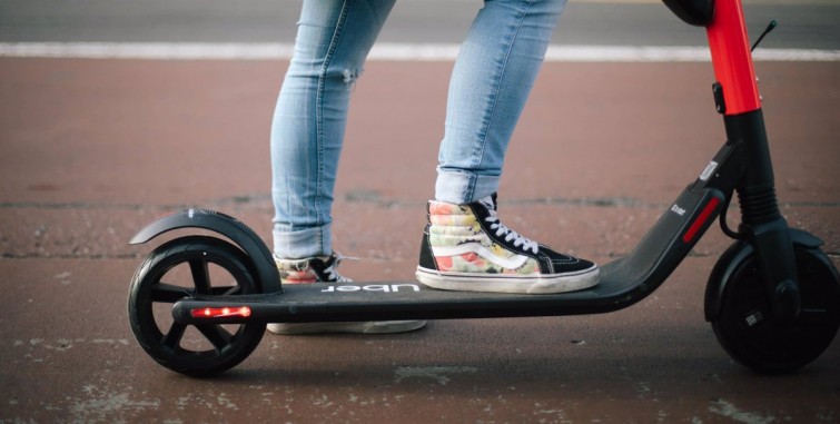 La explosión de la batería de un patinete eléctrico hiere a un menor de edad en A Coruña