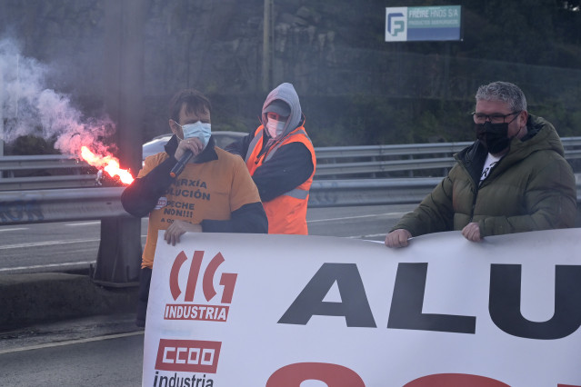 Archivo - Protesta de trabajadores de Alu Ibérica en A Coruña