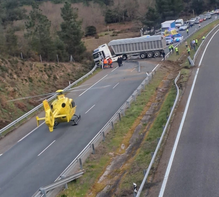 Un accidente de camión obliga a cortar totalmente la autovía A-52 a su paso por Ourense