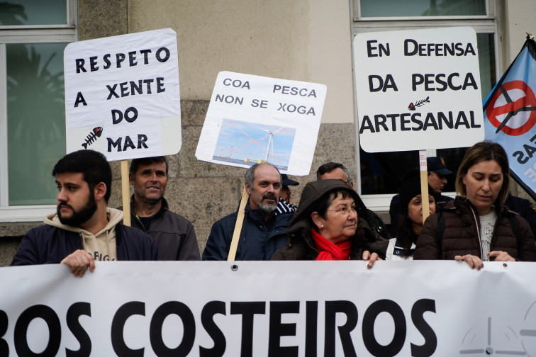 Cientos de personas se concentran en A Coruña contra la eólica marina