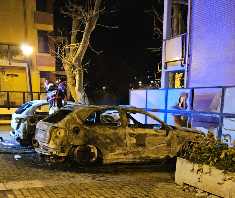 (VÍDEO) El incendio de dos coches de madrugada en Oleiros ocupa la investigación de la Guardia Civil