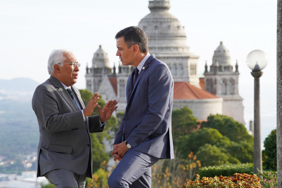 Archivo - El primer ministro de Portugal, Antonio Costa (i) y el presidente del Gobierno, Pedro Sánchez (d), conversan tras reunirse en la XXXIII Cumbre Hispano-Portuguesa en la Pousada de Viana do C