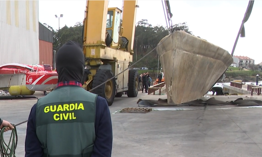 Agentes de la Guardia Civil durante el izado del narcosubmarino en A Illa de Arousa