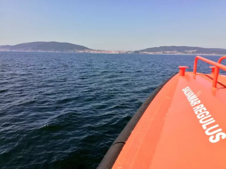 Un pesquero se hunde frente a la Ría de Muros y tres marineros son rescatados por otros barcos