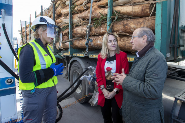 La secretaria xeral de Industria, Paula Uría, visita las novas instalaciones de la gasolinera dual de Los Ángeles Gas en el polígono de A Sionlla, en Santiago (A Coruña).