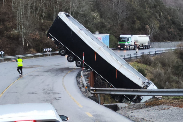 Cortada la carretera N-6 en Pedrafita por un camión que quedó suspendido en una ladera