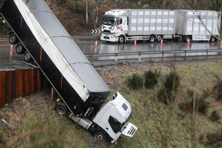 Continúa cortada la N-6 por el accidente que dejó suspendido a un trailer a la altura de Pedrafita