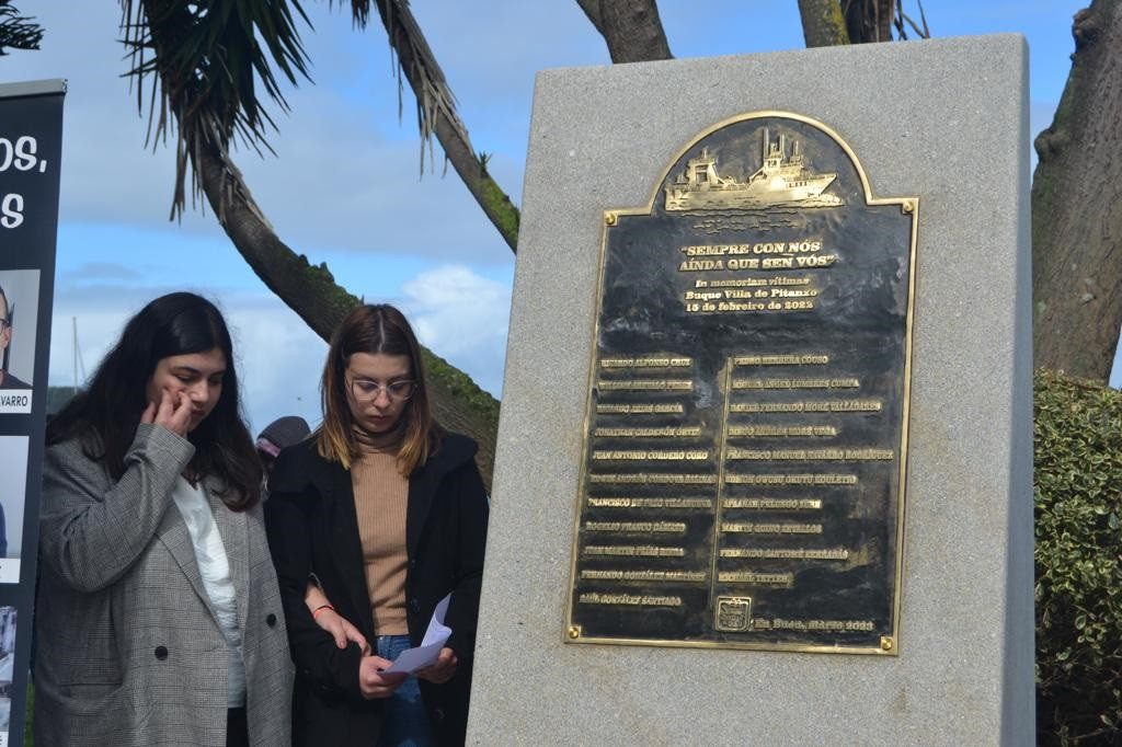 Instalación en Bueu (Pontevedra) de una placa conmemorativa por las víctimas del 'Villa de Pitanxo'.