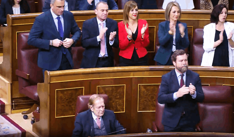 (Vídeos) Tamames no aplaude a Abascal en la moción de censura contra Sánchez, que la ve 