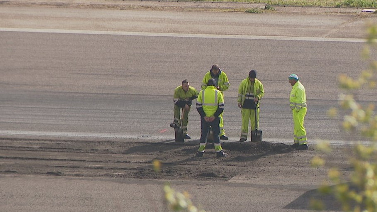 (VÍDEO) Los operarios reparan el socavón de Peinador y se restablece el tráfico en el aeropuerto