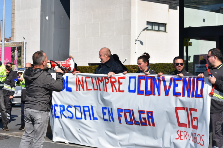 La Xunta sanciona a Lidl por las horas extra de siete empleados de Narón, que todavía siguen en huelga indefinida