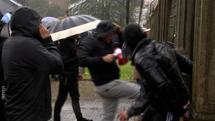 Cientos de 'bateeiros' atascan otra vez Santiago (vídeo) y aumenta el temor al impacto de sus protestas en las elecciones