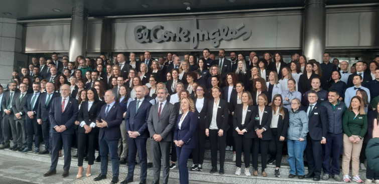 Foto de familia con el alcalde Bugallo tras 25 años de El Corte Inglés en Santiago de Compostela