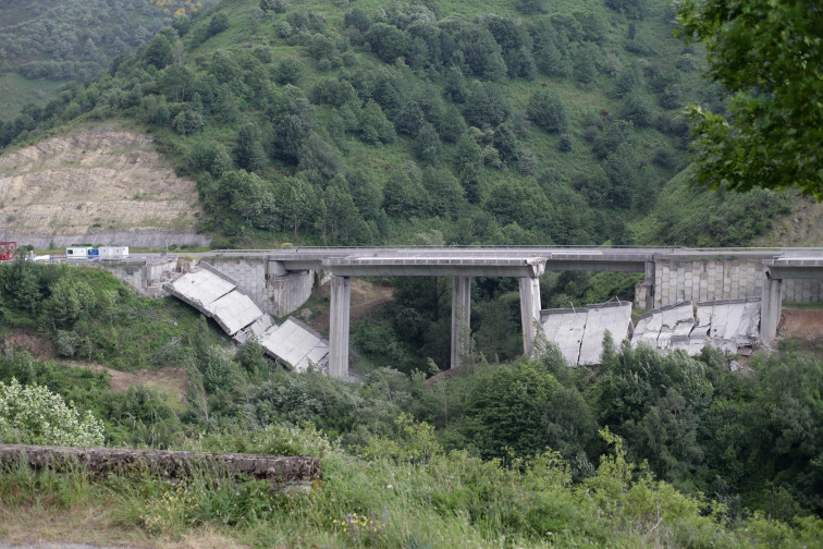 Cortes de tráfico en la A-6 sentido Madrid a la altura del viaducto de O Castro, que colapsó en 2022