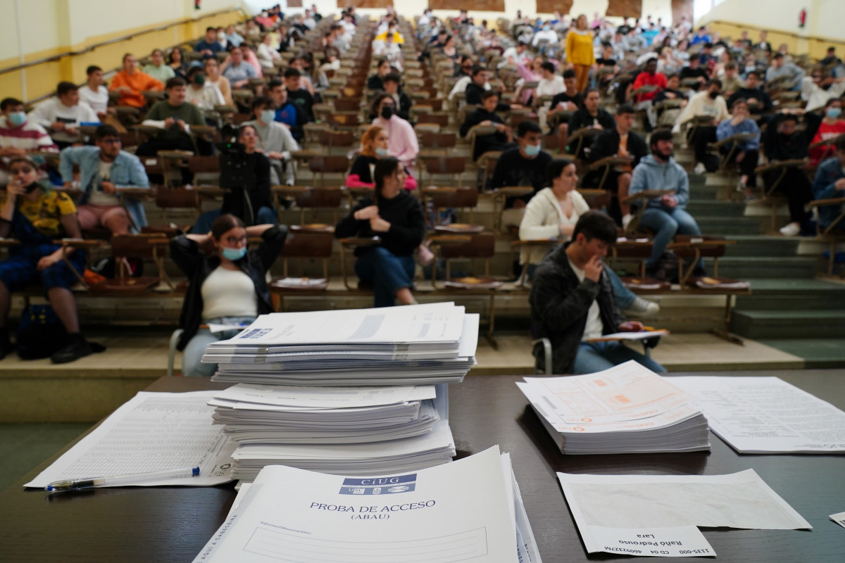 Archivo - Estudiantes esperan antes de comenzar las pruebas de acceso a la universidad 2022, a 7 de junio de 2022, en Santiago de Compostela, A Coruña, Galicia.