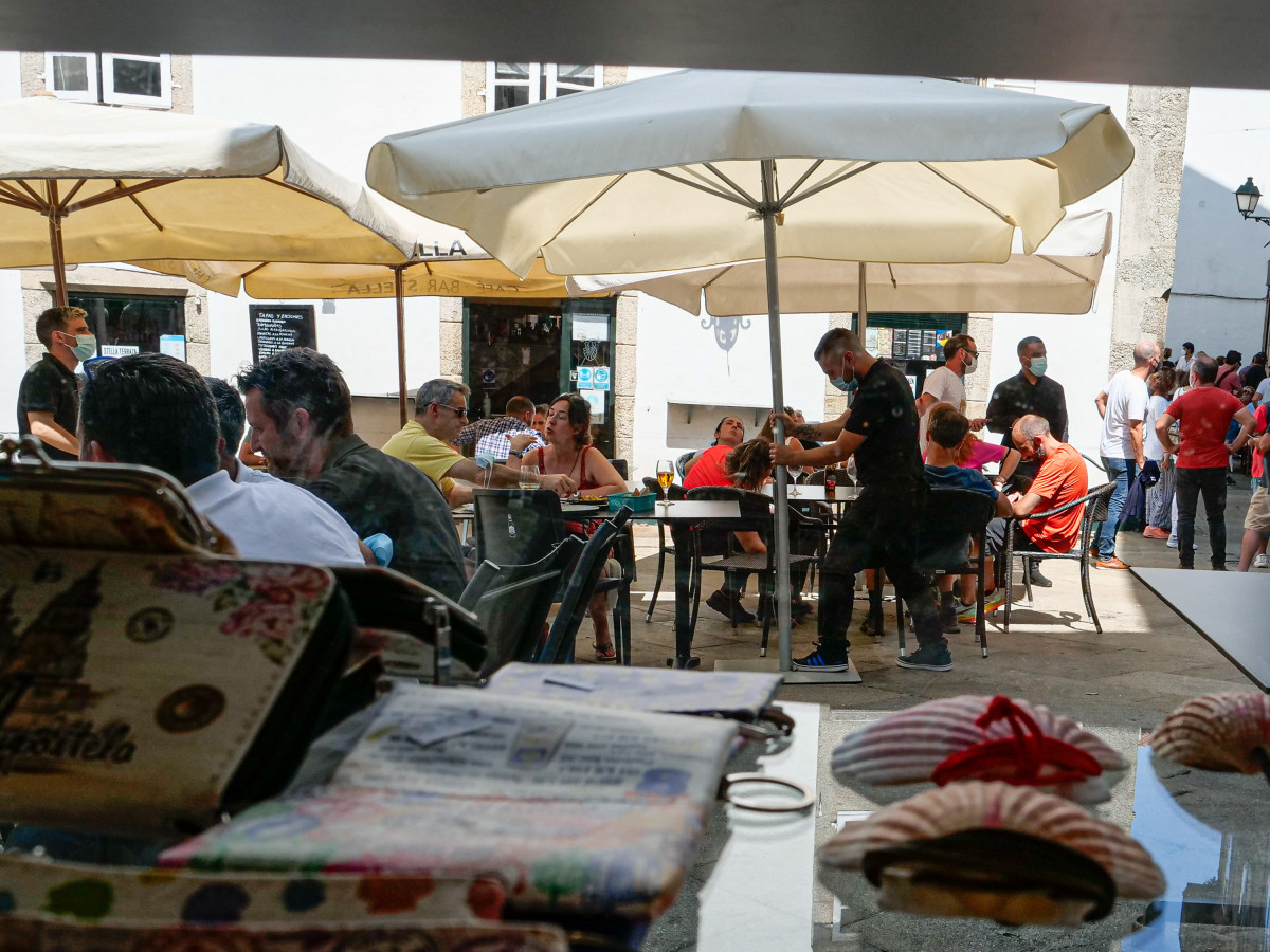 Archivo - Varias personas en la terraza de un restaurante el día en que el TSXG declara nula la petición de certificado Covid para entrar en hostelería, a 12 de agosto de 2021, en Santiago de Compo