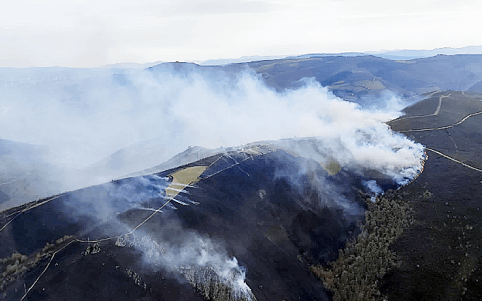 El incendio de Baleira se desboca alimentado por el fuerto viento y va camino de las 100 hectáreas quemadas